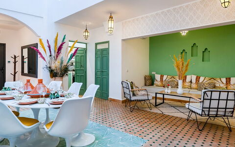 Riad Ali: Mueble, Diseño De Interiores, Piso, Silla, Mesa, Suelo, Cocina Y Comedor Mesa, Techo, Habitación, Comedor