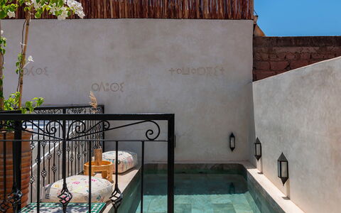 Riad Ali: Material Compuesto, Piscina, Loseta, Maceta, Planta De Casa, Patio, Fuente De Agua, Losa