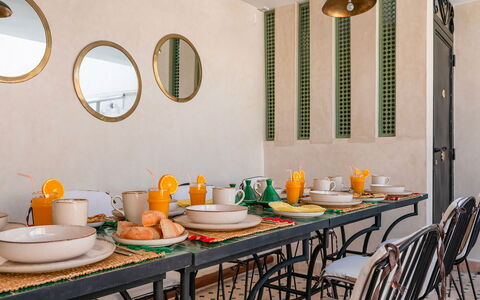 Riad Ali: Mueble, Diseño De Interiores, Encendiendo, Mesa, Silla, Habitación, Cocina Y Comedor Mesa, Techo, Lámpara, Comedor