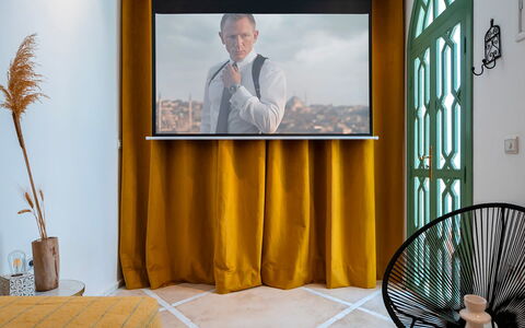 Riad Ali: Diseño De Interiores, Encendiendo, Cortina, Suelo, Mueble, Habitación, Techo, Sala, Manchas De Madera, Tratamiento De La Ventana