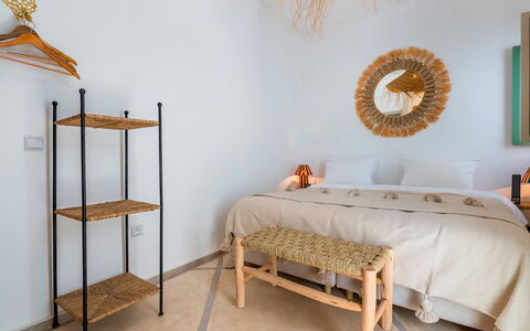 Riad Ali: Mueble, Madera, Habitación, Diseño De Interiores, Cama, Lecho, Sábana, Suelo, Linos, Marco De La Cama