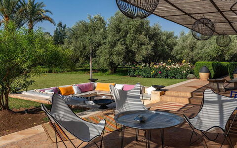 Dar Moon: Mueble, Mueble Para Exteriores, Silla, Jardín, Sombra, Mesa Al Aire Libre, Patio Interior, Yarda, Patio, Estructura Al Aire Libre