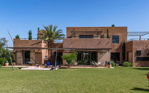 Dar Moon: Casa, Sombra, Inmuebles, Jardín, Paisajismo, Hacienda, Césped, Yarda, Patio Interior, Diseño