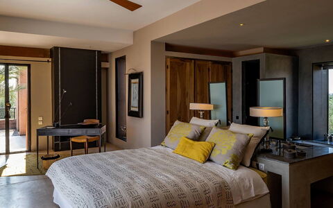 Dar Moon: Mueble, Cama, Diseño De Interiores, Habitación, Lecho, Sábana, Pared, Madera, Techo, Suelo
