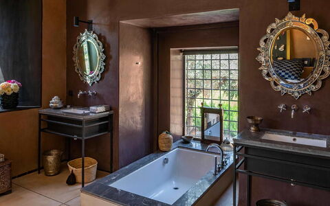 Dar Moon: Diseño De Interiores, Arreglo De Tubería, Pared, Piso, Lavabo Del Baño, Grifo, Lavabo, Suelo, Mueble, Baño