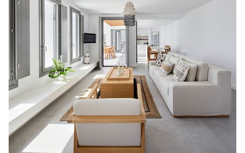 Villa Kenan: Mueble, Diseño De Interiores, Sofá, Piso, Suelo, Madera, Sala, Mesa, Suelos De Madera, Casa