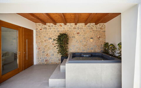 Villa Kenan: Madera, Arreglo De Tubería, Piso, Diseño De Interiores, Suelo, Bañera, Baño, Plomería, Grifo, Planta De Casa