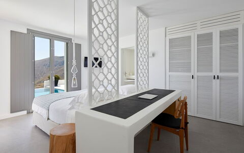 Villa Kenan: Mueble, Diseño De Interiores, Habitación, Piso, Madera, Suelo, Cama, Techo, Textil, Encendiendo