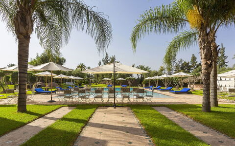 Le Palais du Roi: Azul, Mueble Para Exteriores, Paraguas, Recurso, Piscina, Sombra, Sunlounger, Ocio, Eco Hotel