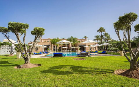 Le Palais du Roi: Mueble Para Exteriores, Recurso, Piscina, Sombra, Ocio, Paraguas, Eco Hotel, Hotel, Villa