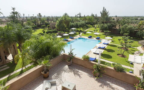 Le Palais du Roi: Piscina, Paraguas, Recurso, Mueble Para Exteriores, Sunlounger, Eco Hotel, Hacienda, Paisajismo, Thermae, Inmuebles