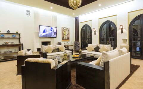 Le Palais du Roi: Mueble, Diseño De Interiores, Piso, Sofá, Suelo, Techo, Habitación, Encendiendo, Sala, Casa