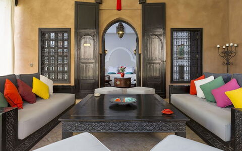 Le Palais du Roi: Diseño De Interiores, Mueble, Piso, Sofá, Suelo, Sala, Casa, Habitación, Arrojar La Almohada