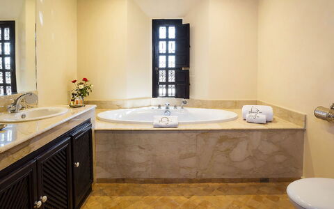 Le Palais du Roi: Baño, Lavabo Del Baño, Piso, Arreglo De Tubería, Diseño De Interiores, Pared, Suelo, Lavabo, Grifo, Techo