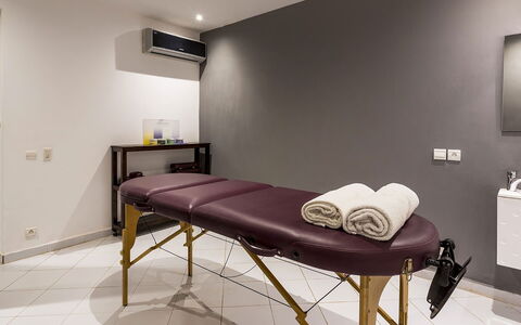 Le Palais du Roi: Mueble, Diseño De Interiores, Habitación, Clínica, Equipo Medico, Cama, Estantería