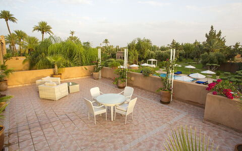 Le Palais du Roi: Mueble, Silla, Mesa, Recurso, Maceta, Eco Hotel, Jardín, Paisajismo, Mueble Para Exteriores, Sombra