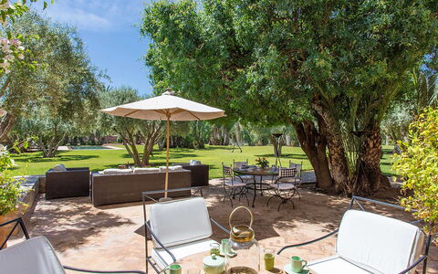 Villa Hasna: Árbol, Mueble, Mueble Para Exteriores, Jardín, Sombra, Silla, Cocina Y Comedor Mesa, Mesa Al Aire Libre, Paisajismo, Recurso