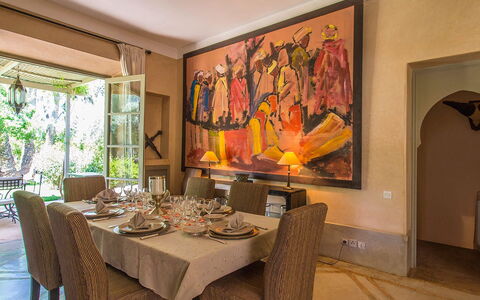 Villa Hasna: Mueble, Diseño De Interiores, Pared, Silla, Mesa, Techo, Cocina Y Comedor Mesa, Comedor, Encendiendo, Habitación