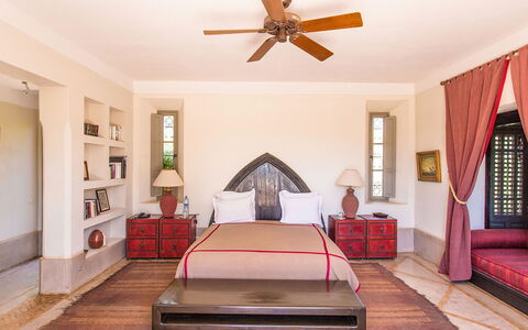 Villa Hasna: Mueble, Diseño De Interiores, Piso, Suelo, Pared, Habitación, Cama, Madera, Techo, Habitación