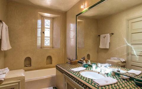 Villa Hasna: Diseño De Interiores, Piso, Arreglo De Tubería, Suelo, Baño, Plomería, Habitación, Grifo, Loseta, Lavabo