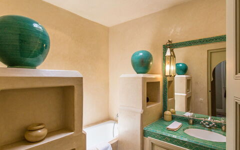 Villa Hasna: Diseño De Interiores, Piso, Suelo, Habitación, Techo, Mueble De Baño, Arreglo De Tubería, Grifo, Lavabo Del Baño, Plomería