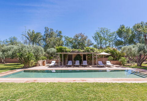 Villa Hasna: Árbol, Piscina, Recurso, Sombra, Jardín, Inmuebles, Paisajismo, Hacienda, Patio Interior, Mueble Para Exteriores