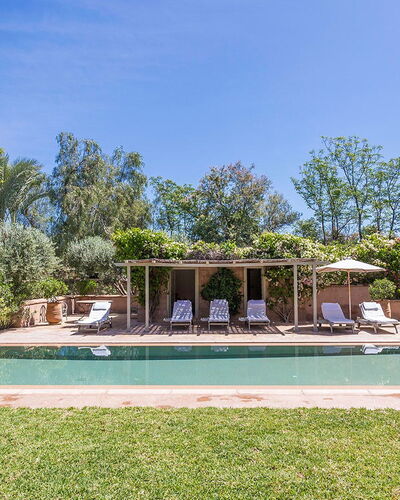 Villa Hasna: Árbol, Piscina, Recurso, Sombra, Jardín, Inmuebles, Paisajismo, Hacienda, Patio Interior, Mueble Para Exteriores