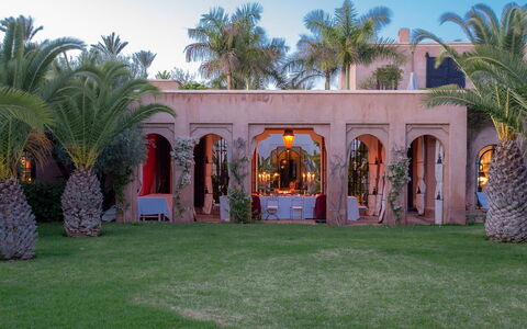 Villa Exotic: Jardín, Hacienda, Inmuebles, Paisajismo, Recurso, Patio, Césped, Mansión, Yarda