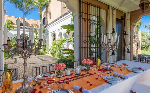 Villa Exotic: Mueble, Mesa, Vajilla, Diseño De Interiores, Silla, Cocina Y Comedor Mesa, Comedor, Restaurante, Hacienda, Barware