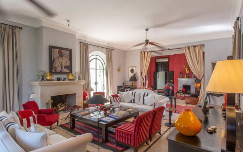 Villa Exotic: Mueble, Diseño De Interiores, Piso, Sala, Silla, Suelo, Mesa, Sofá, Casa, Habitación
