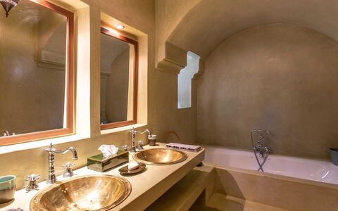 Villa Exotic: Techo, Arreglo De Tubería, Plomería, Lavabo Del Baño, Grifo, Lavabo, Lámpara, Baño, Loseta, Hotel