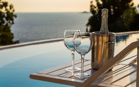 Villa Desideria: Agua, Mueble, Vajilla, Mesa, Mueble Para Exteriores, Drinkware, Silla, Mar, Barware