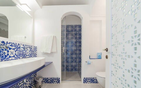 Villa Desideria: Azul, Piso, Arreglo De Tubería, Suelo, Baño, Diseño De Interiores, Loseta, Mosaico, Plomería, Cerámico