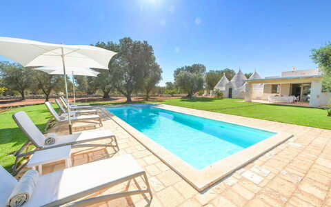 Trulli Heaven: Azul, Piscina, Inmuebles, Sombra, Recurso, Paisajismo, Jardín, Hacienda, Césped, Villa