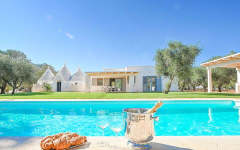 Trulli Heaven: Azul, Inmuebles, Sombra, Césped, Casa De Campo, Paisajismo, Piscina, Villa, Hacienda