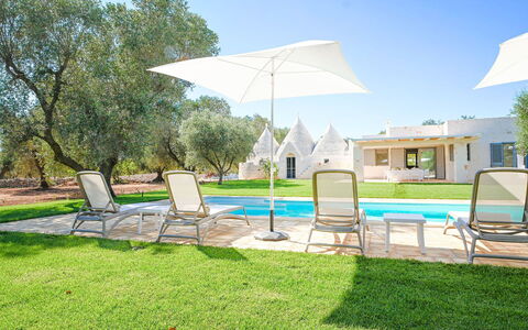 Trulli Heaven: Jardín, Césped, Sombra, Paisajismo, Inmuebles, Yarda, Parque, Villa, Piscina, Patio Interior