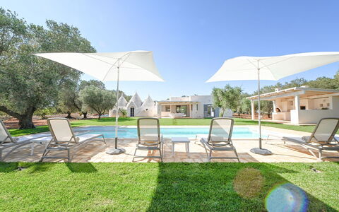 Trulli Heaven: Sombra, Inmuebles, Piscina, Césped, Jardín, Paisajismo, Yarda, Hacienda, Parque, Diseño