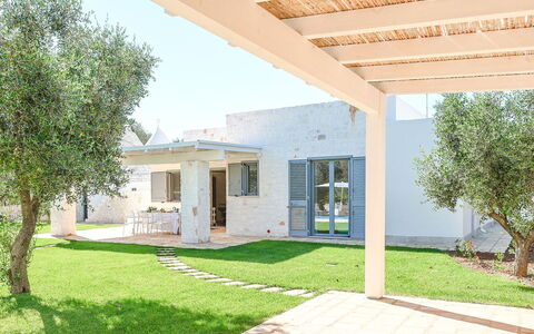 Trulli Heaven: Casa, Puerta, Jardín, Inmuebles, Sombra, Porche, Columna, Paisajismo, Estructura Al Aire Libre, Patio Interior