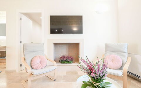 Trulli Heaven: Mueble, Diseño De Interiores, Pared, Piso, Madera, Suelo, Casa, Sala, Habitación, Encendiendo