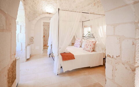 Trulli Heaven: Pared, Mueble, Suelo, Habitación, Techo, Cama, Pared De Piedra, Linos, Lecho, Sábana