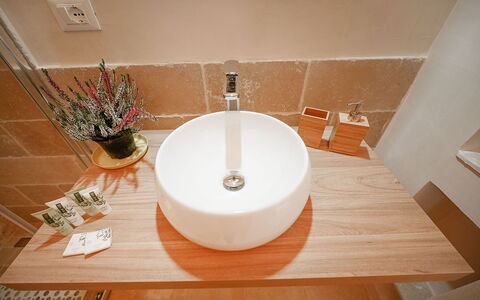 Trulli Heaven: Arreglo De Tubería, Lavabo Del Baño, Lavabo, Grifo, Plomería, Baño, Madera Dura, Manchas De Madera