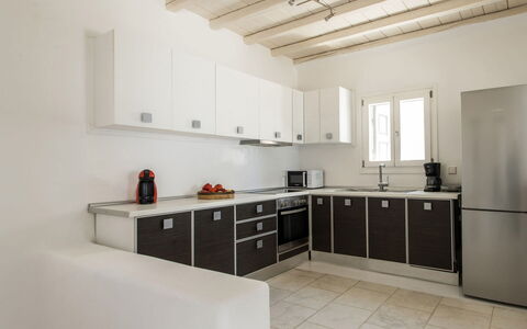 Villa Apollonia: Cocina, Mostrador, Aparato De Cocina, Gabinetes, Electrodoméstico, Piso, Mueble, Diseño De Interiores, Suelo, Alacena