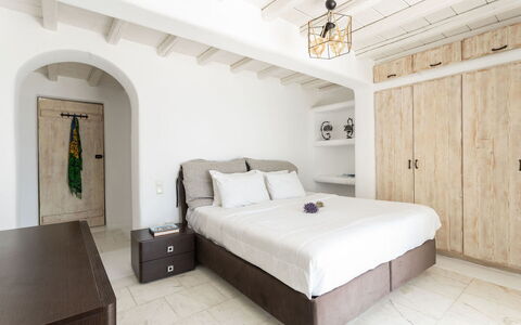 Villa Apollonia: Mueble, Cama, Habitación, Pared, Diseño De Interiores, Piso, Suelo, Lecho, Sábana, Linos