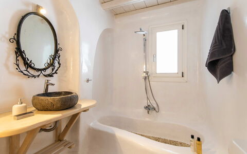 Villa Apollonia: Pared, Arreglo De Tubería, Bañera, Diseño De Interiores, Piso, Baño, Suelo, Grifo, Plomería, Casa