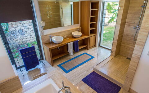 Villa Amador: Piso, Diseño De Interiores, Arreglo De Tubería, Suelo, Madera, Baño, Lavabo Del Baño, Lavabo, Grifo, Plomería