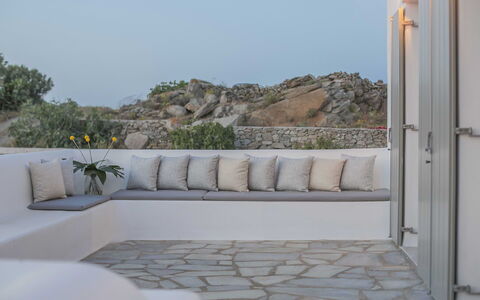 Villa Ermione: Hormigón, Sombra, Mueble Para Exteriores, Material Natural, Diseño, Balcón, Mesa De Café, Villa, La Luz Del Día