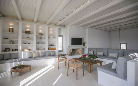 Villa Ermione: Mueble, Diseño De Interiores, Piso, Suelo, Techo, Habitación, Sala, Encendiendo, Casa, Sofá