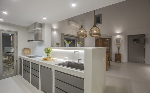 Villa Ermione: Diseño De Interiores, Cocina, Pared, Piso, Mueble, Madera, Techo, Lámpara, Mostrador, Gabinetes