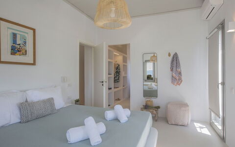 Villa Ermione: Mueble, Diseño De Interiores, Pared, Cama, Habitación, Suelo, Madera, Techo, Piso, Habitación