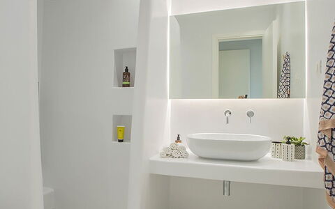 Villa Ermione: Diseño De Interiores, Pared, Piso, Techo, Suelo, Baño, Arreglo De Tubería, Lámpara, Bañera, Encendiendo